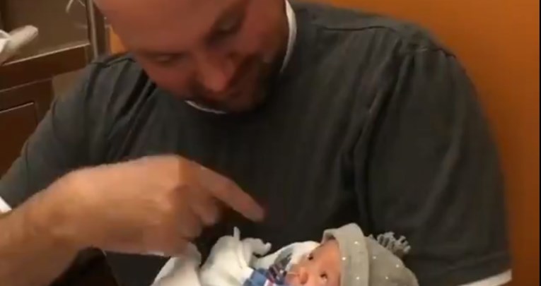 Video gluhog tate koji razgovara na znakovnom jeziku s bebom raznježio mnoge